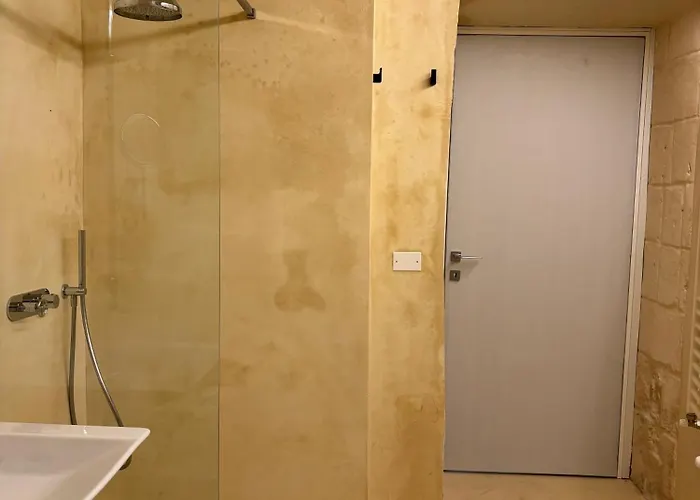 לינה וארוחת בוקר Alora Boutique 3*